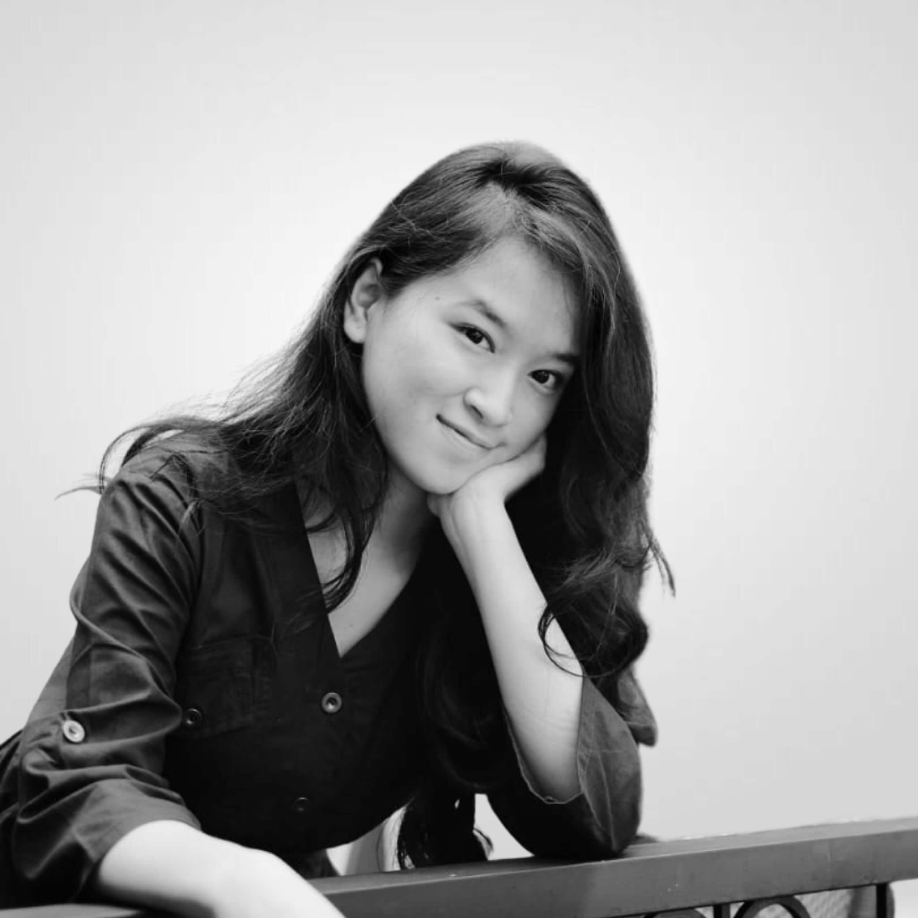 Sillisia, Social Media Specialist